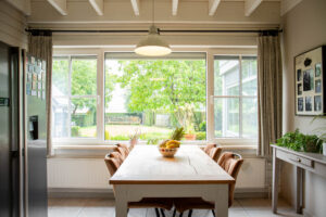 Salon met tafel en open ramen in PVC