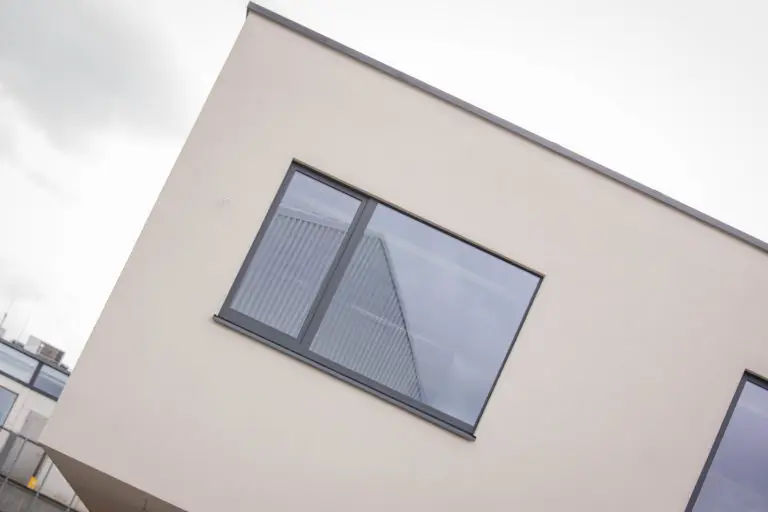 raam en gebouw