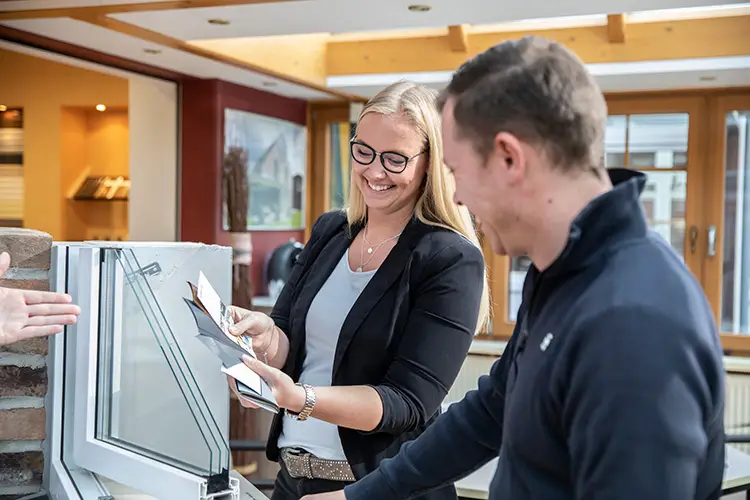 Mensen in showroom