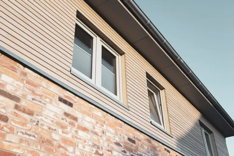 Zijkant huis met pvc ramen