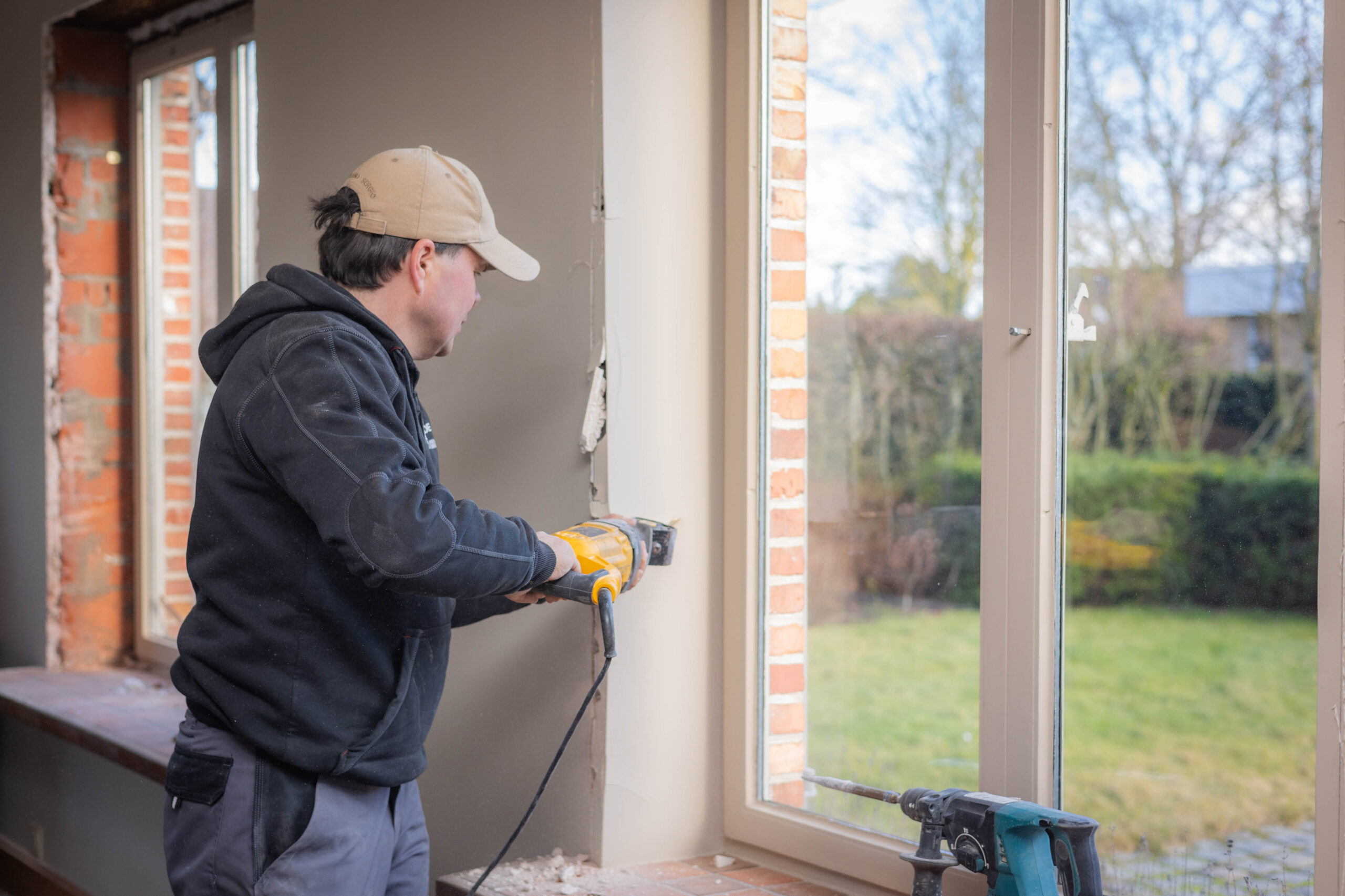 Vakman werkt een raam af tijdens renovatie