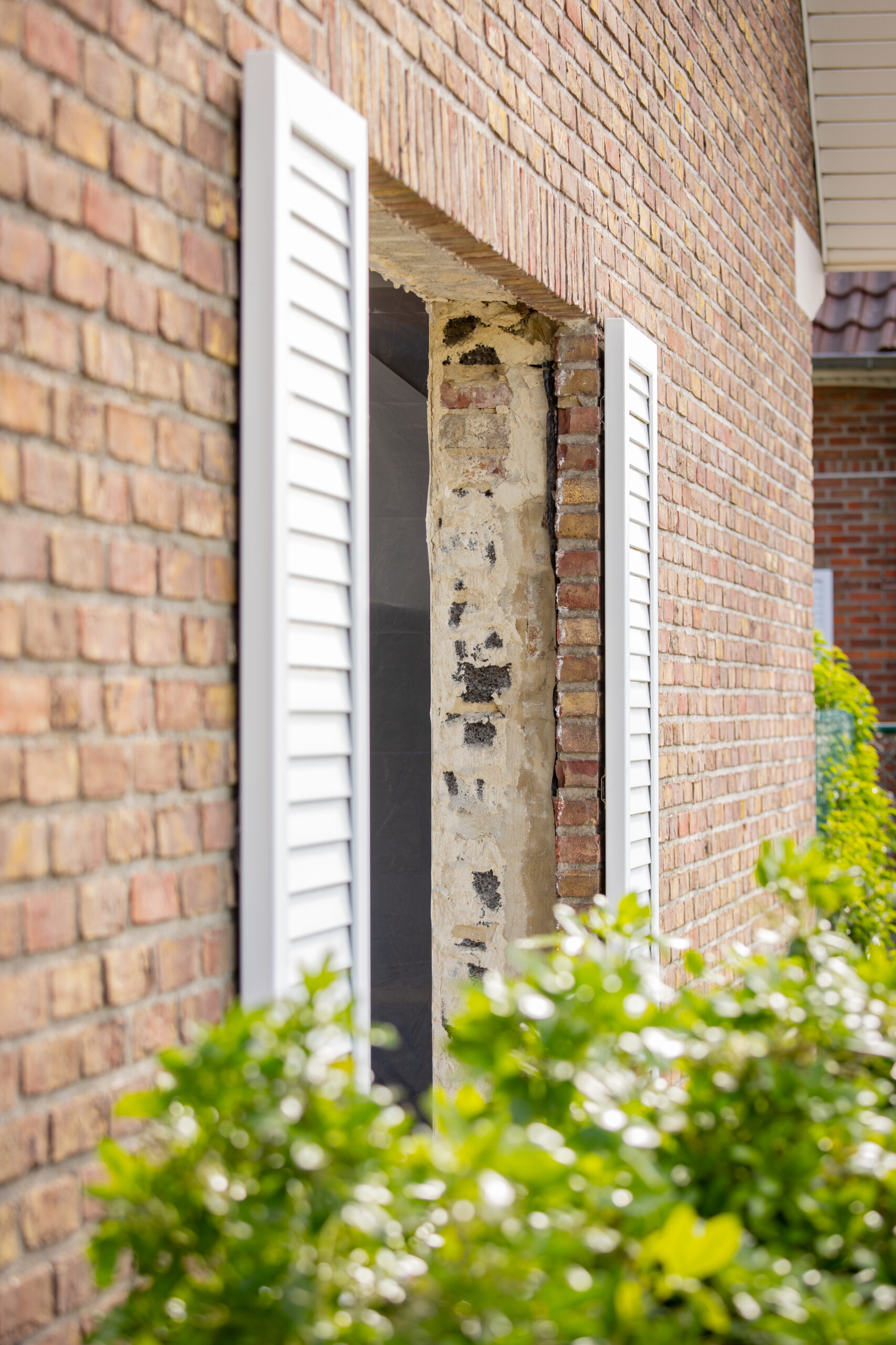 Gevel met bestaande raamopening en luiken