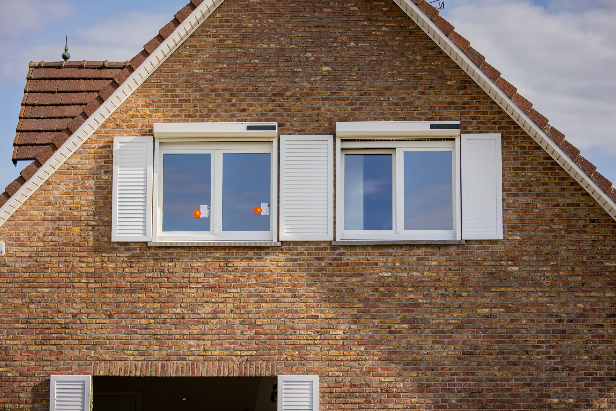 Gerenoveerde bakstenen woning met nieuwe ramen