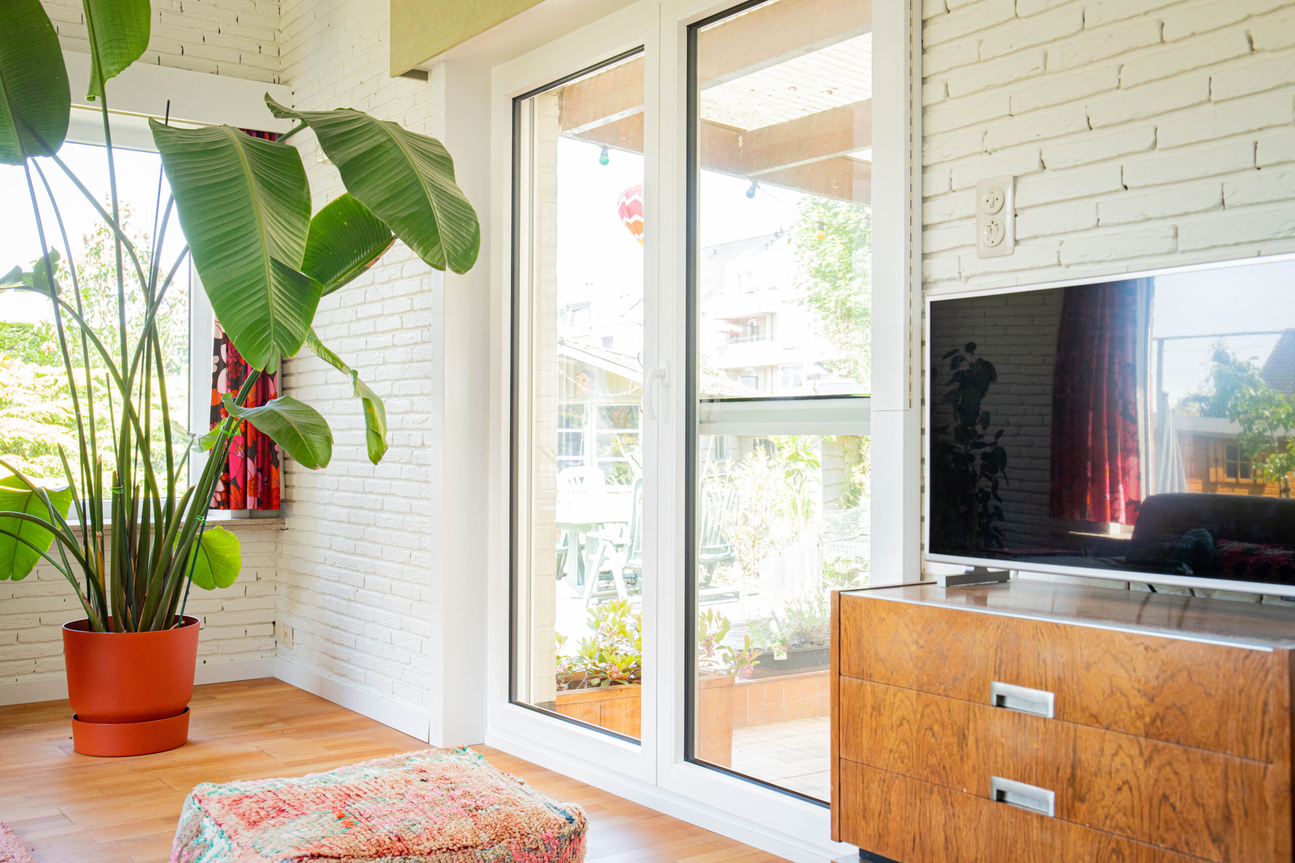 Gerenoveerde woonkamer met energiezuinige Kömmerling ramen en terrasdeur