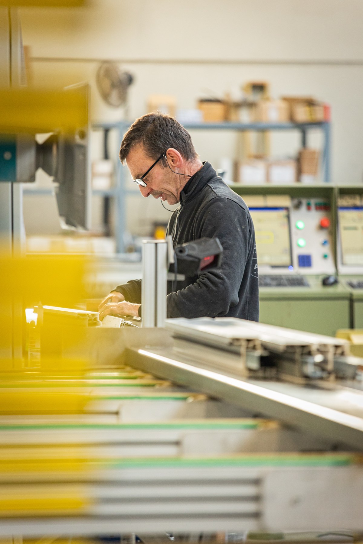 Vakman in de werkplaats van Callplast