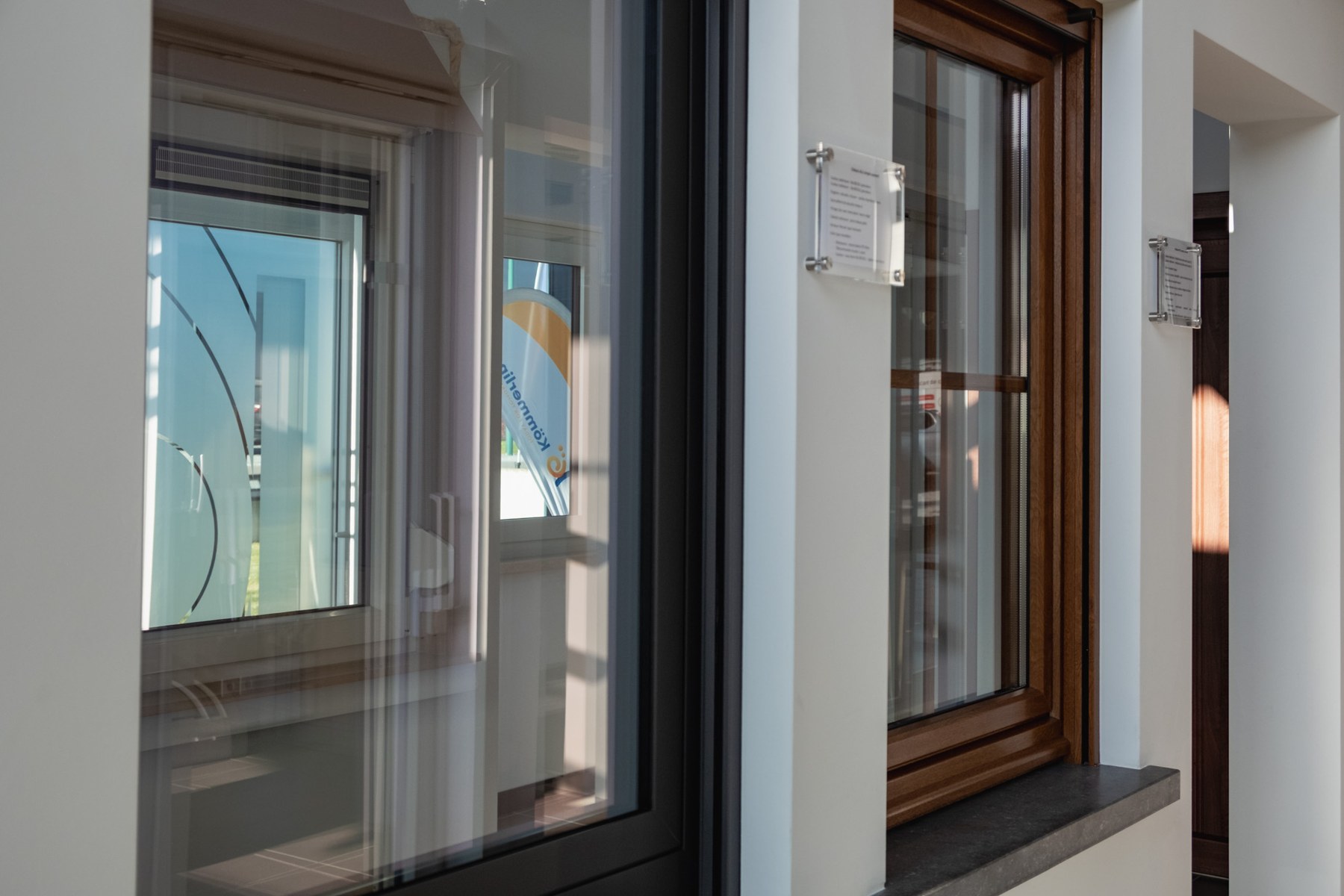 Raamopstellingen in de showroom van Châssis Lemmens