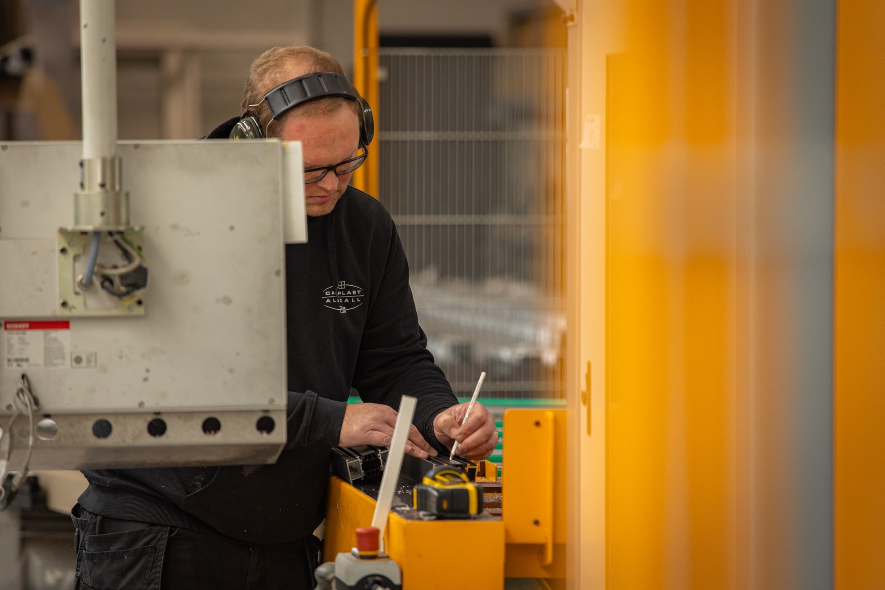 Vakman tekent een raamprofiel af in de werkplaats van Callplast