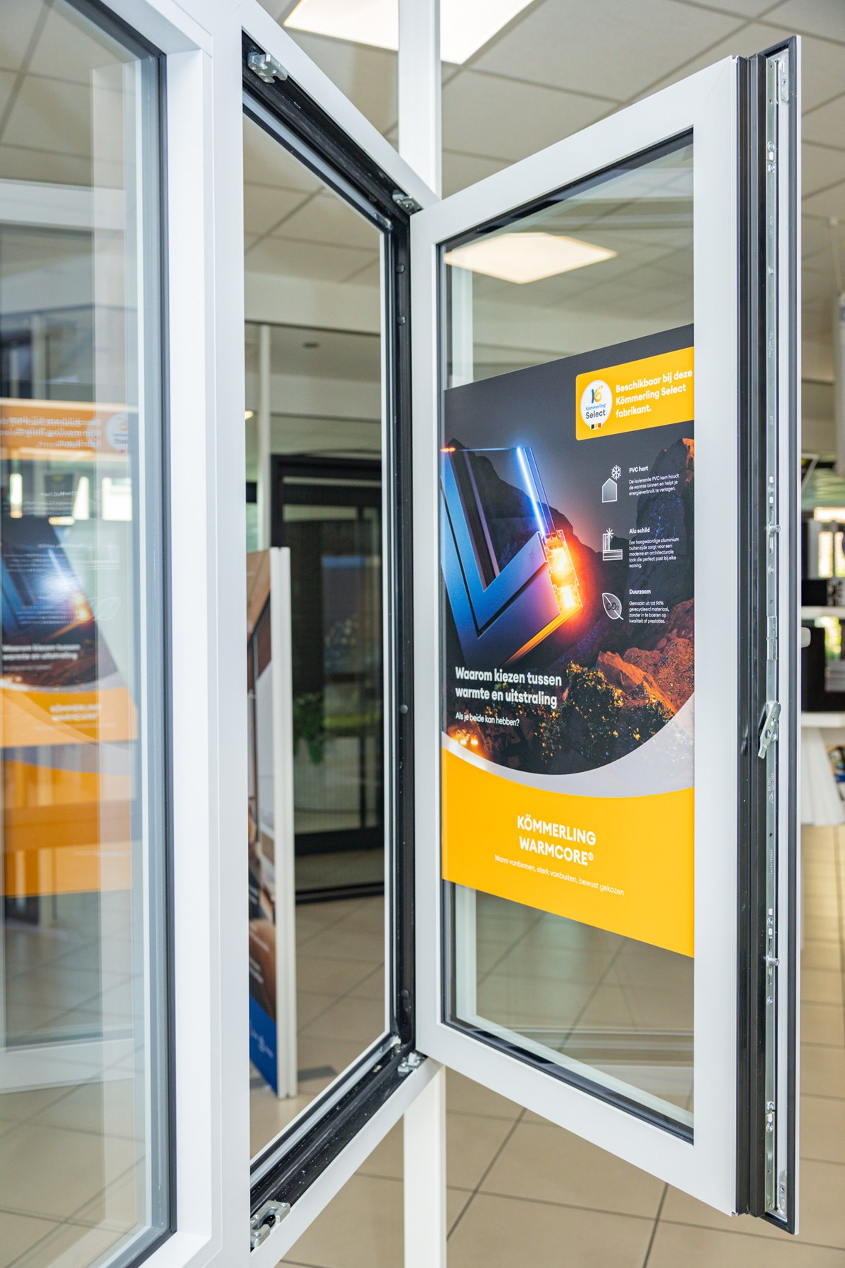 Geopend raam in de showroom van Moeys