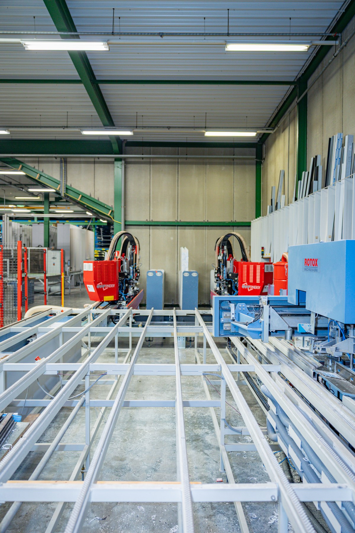 Raamkaders in de productiehal van Moeys