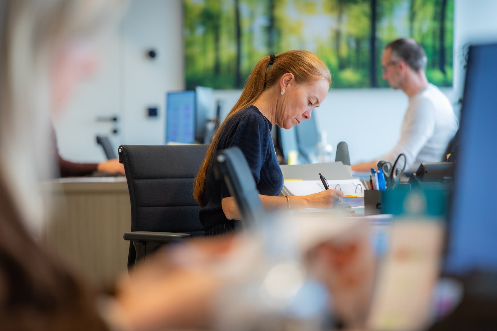 Medewerker bereidt documenten voor bij Callplast