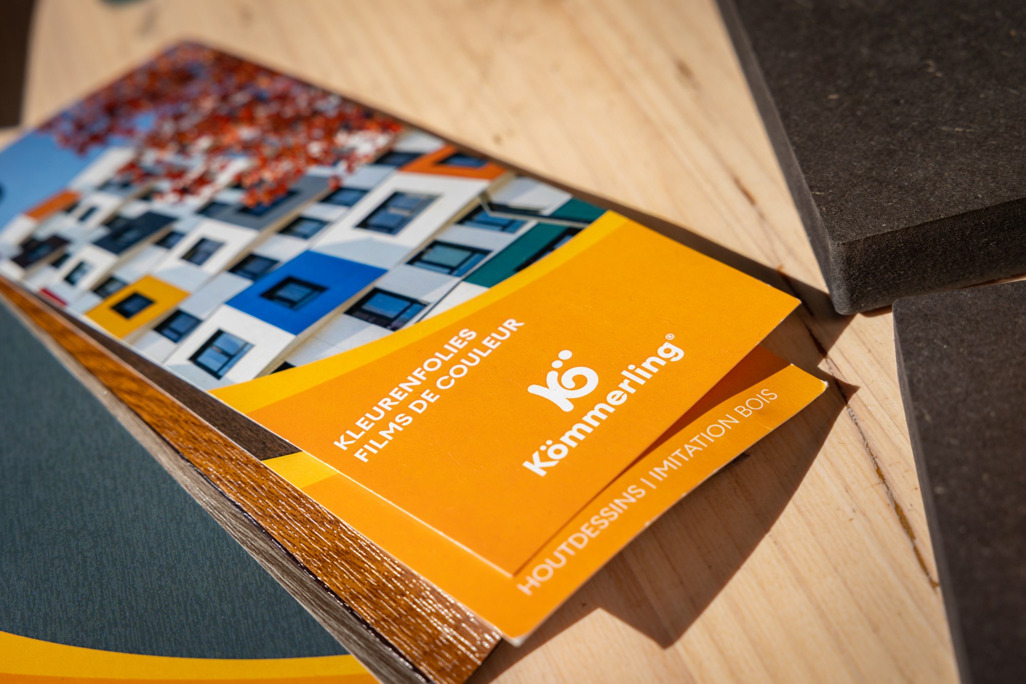 Kleurstalen en brochures om raamafwerkingen te vergelijken
