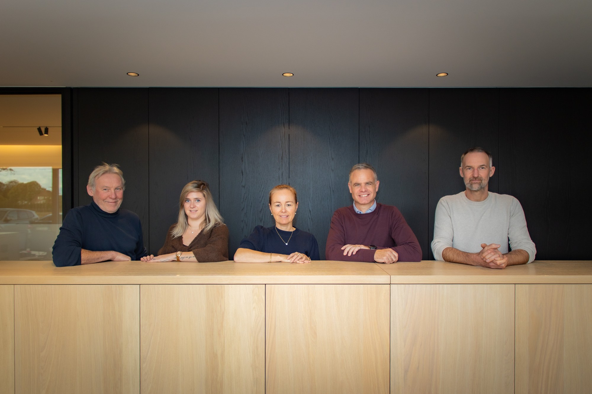 Het Callplast team zit samen aan tafel