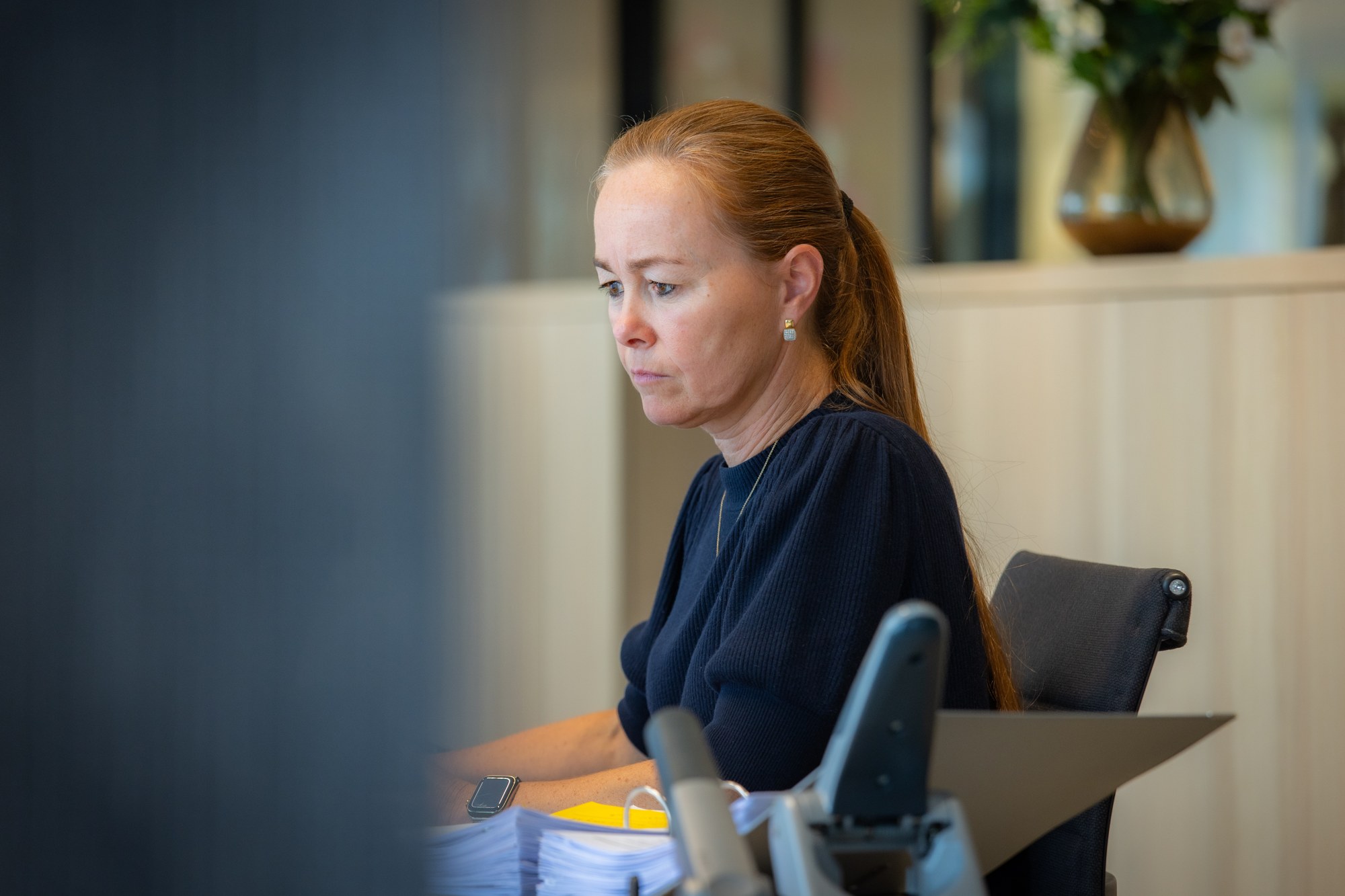 Medewerker werkt aan haar computer bij Callplast