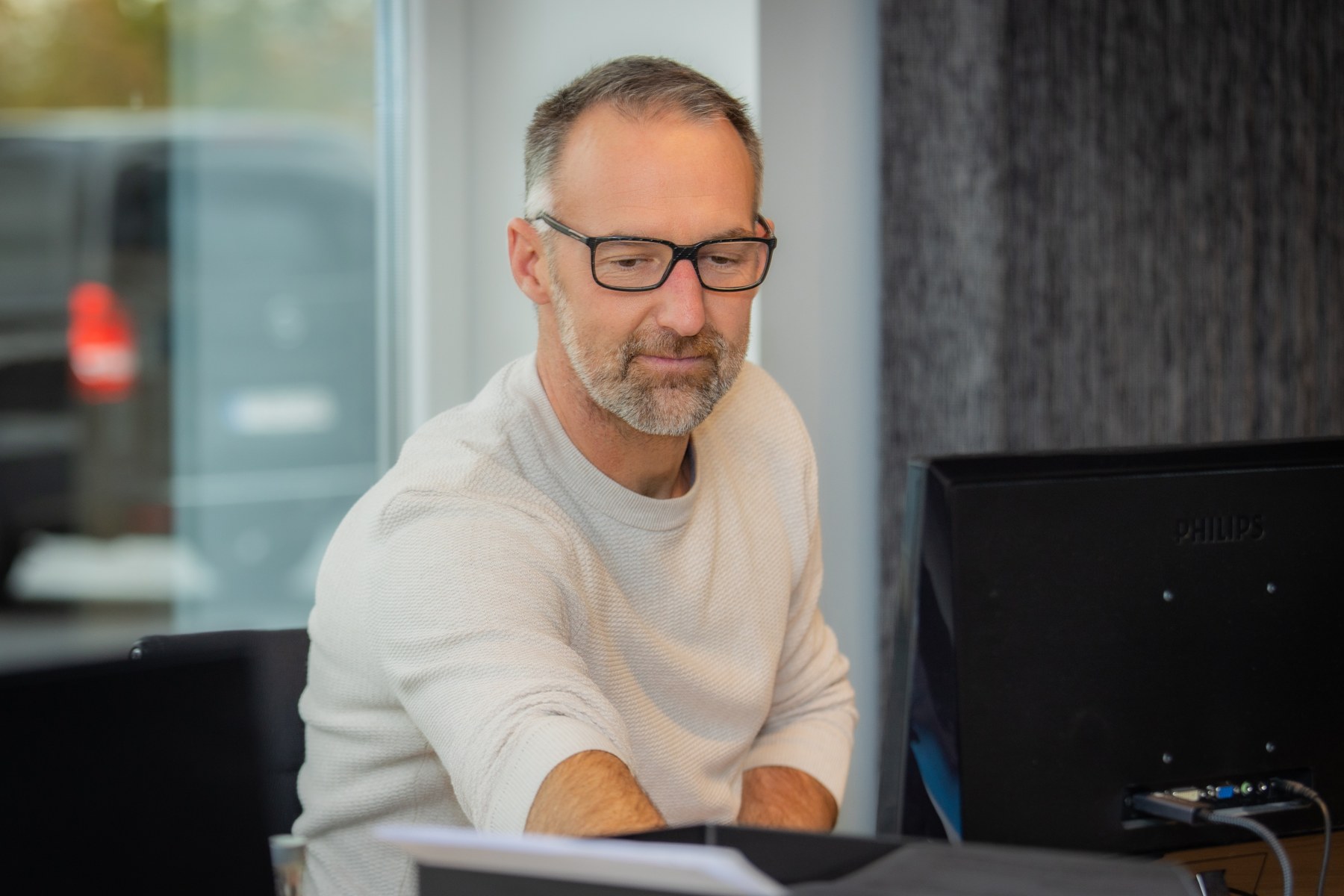 Medewerker van Callplast aan zijn bureau