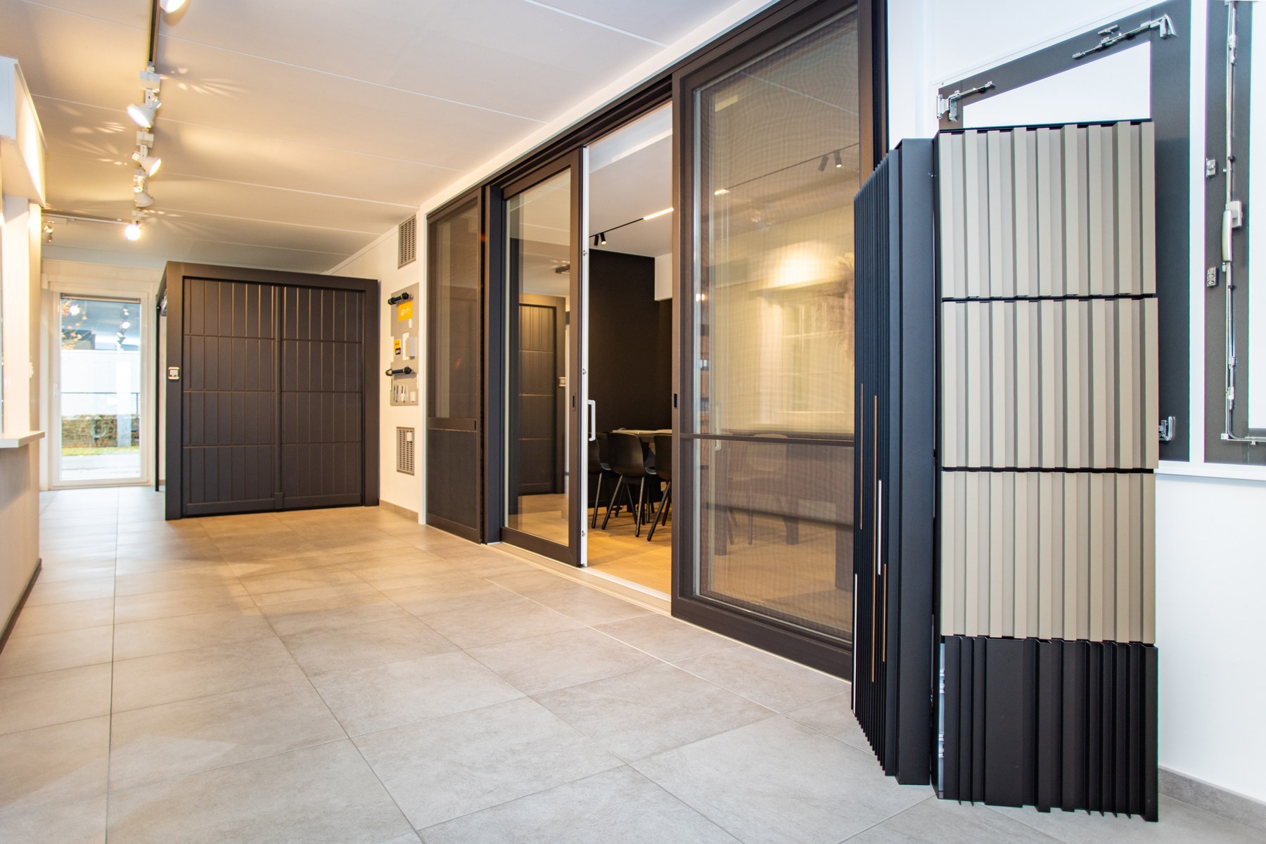 Raamopstellingen en kleurstalen in de showroom van Callplast