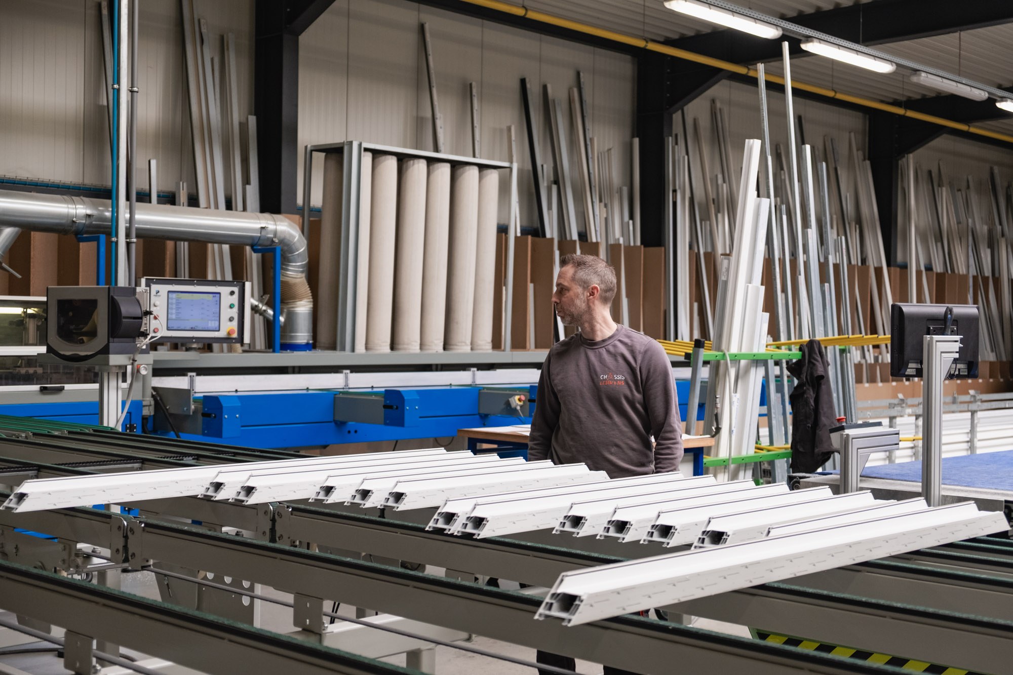 Vakman bij de productie van witte raamprofielen bij Châssis Lemmens
