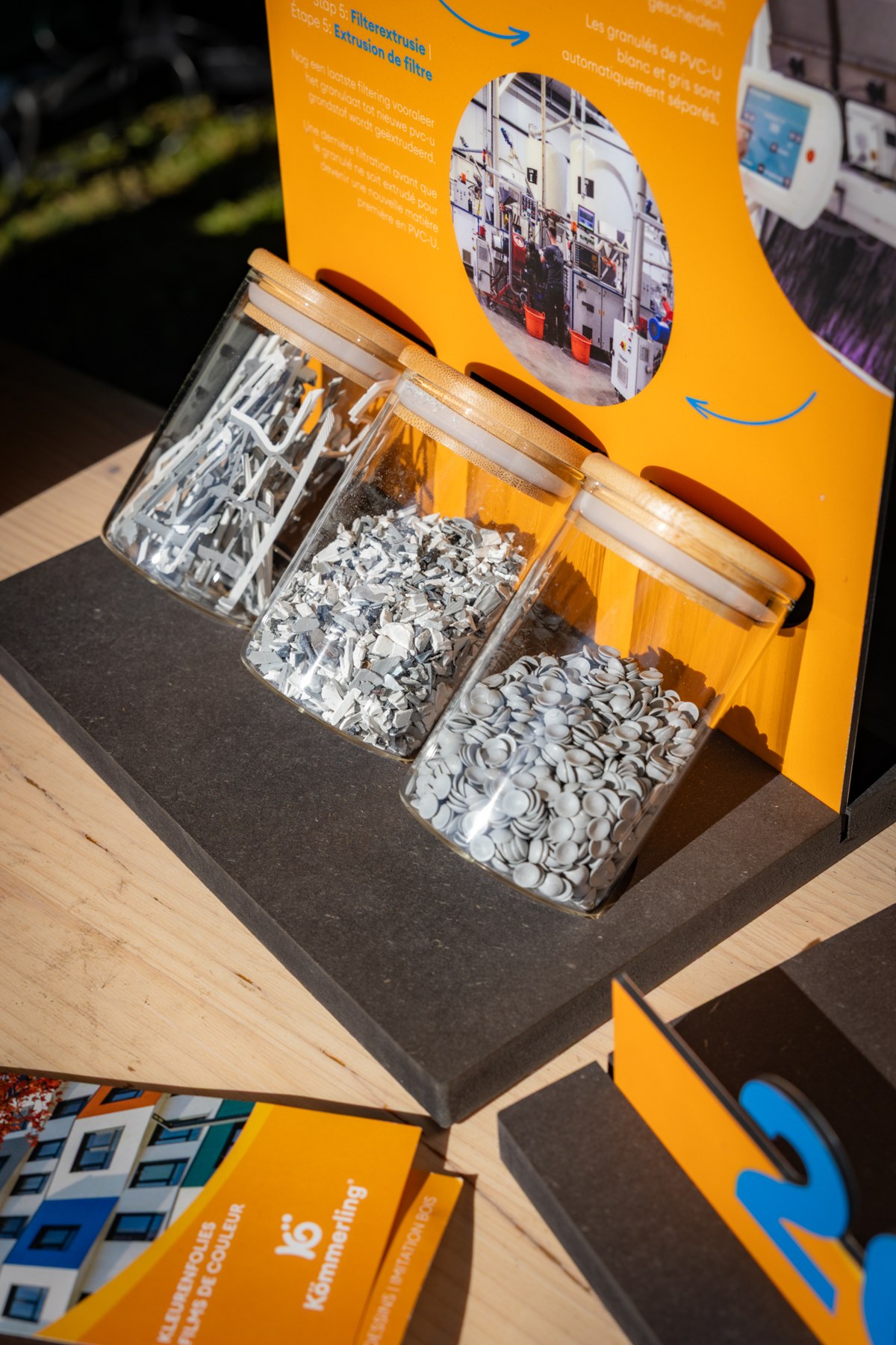 Voorbeelden van ingezameld en verwerkt pvc-materiaal